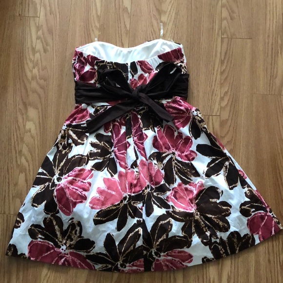 Cute Short Strapless Floral dress - Picture 2 of 3